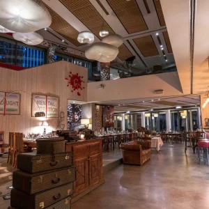 Interno elegante di un ristorante con arredamento moderno e atmosfera accogliente.